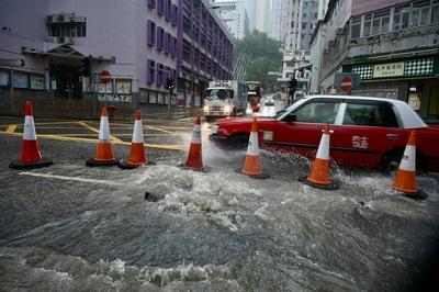 HONG KONG, CHINA - AUGUST 05: Rainwater surges out from a drain on Wo Yi Hop Road in Kwai Chung on August 5, 2025 in Hon-stock-foto