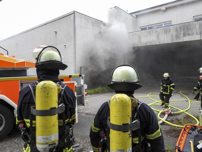 cntv Feuer Rauch Qualm in einem Lagerhallen Buerokomplex Firma Folienverpackungsmaterial 04.August 2025 in Hamburg auf der Peute Brandursache unklar Am Montag abend wurde die Feuerwehr Hamburg zu einem Brand in der Hovestrasse alarmiert. In der Halle hatte sich aus noch unbekannten Gruenden eine groessere Menge Verpackungsfolie entzuendet. Die Loescharbeiten dauerten mehrere Stunden Hamburg Deutschland *** cntv Fire Smoke Smoke in a warehouse office complex Company film packaging material 04 August 2025 in Hamburg on the Peute Fire cause unclear On Monday evening, the Hamburg fire department was alerted to a fire in Hovestrasse A large amount of packaging film had ignited in the hall for unknown reasons The extinguishing work lasted severa-stock-foto