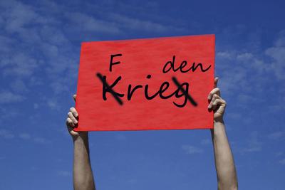 Schild mit Krieg und Frieden Schild mit Krieg und Frieden, 20.04.2024, Borkwalde, Brandenburg, Auf einem Schild befinden-stock-foto