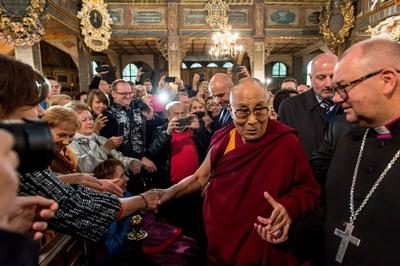 Dalai Lama besucht Friedensgottesdienst in Swidnica The Tibetan spiritual leader Dalai Lama XIV C-stock-foto