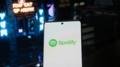 Dhaka, Bangladesch, 03. Mai 2025: Smartphone-Bildschirm mit dem Logo der Spotify Music App.-stock-foto