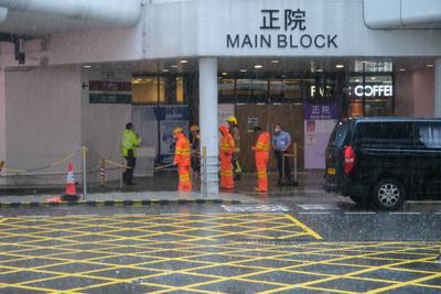 HONG KONG, CHINA - AUGUST 05: Staff members drain flood water on August 5, 2025 in Hong Kong, China. The Hong Kong Obser-stock-foto