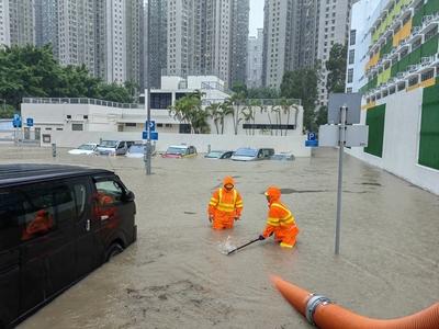 HONG KONG, CHINA - AUGUST 05: Workers clear silt at a parking lot in Tseung Kwan O on August 5, 2025 in Hong Kong, China-stock-foto