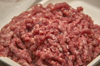 Bowl of minced beef in macro shot, ready to be used in the kitchen for some creative recipe. Minced bovine crane for foo-stock-foto