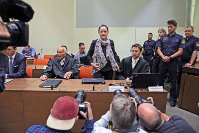 Muenchen Muenchen NSU Prozess Tag 437 Dienstag 03.07.2018 Links Anwalt Dr Hermann Borchert mit Beate Zschaepe mitte und-stock-foto
