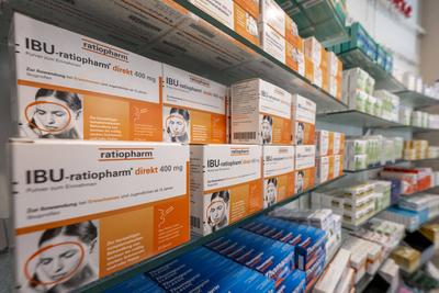 Apotheke Wirtschaft, Gesundheit, Apotheke: Blick auf Schmerztabletten wie Ibuprofen von Ratiopharm. D?sseldorf Nordrhein-stock-foto