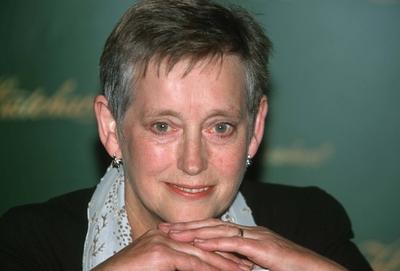 Signing copies Of Her Memoirs DAME STELLA RIMINGTON Former MI5 Chief Signing copies Of Her Memoirs Open Secrets At Hatch-stock-foto