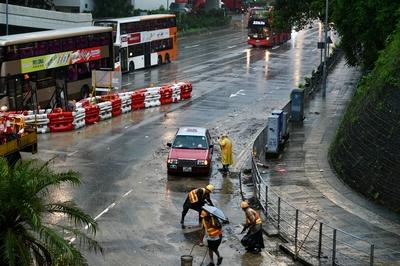 HONG KONG, CHINA - AUGUST 05: Workers clear dirt from the road on Kwai Chung Road on August 5, 2025 in Hong Kong, China.-stock-foto