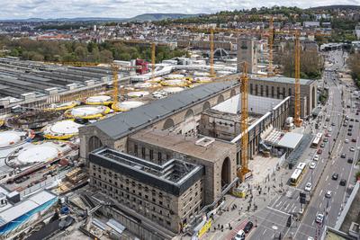 Baustelle Stuttgart 21. Der denkmalgesch?tze Bonatzbau wird derzeit f?r 250 Millionen Euro kernsaniert. Daneben entsteht-stock-foto