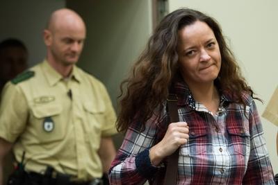 NSU Prozess Die Angeklagte Beate Zschaepe kommt am Dienstag 10 11 2015 im Landgericht in Muenchen-stock-foto