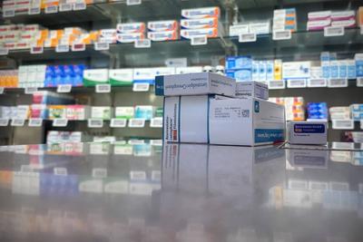 Medikamentenregal in einer Apotheke, Medikamente,Arznei,Arzneimittel,Medikamentenmangel. *** Drug shelf in a pharmacy, m-stock-foto