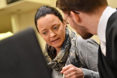 422. Verhandlungstag im NSU-Prozess Die Angeklagte Beate Zschaepe unterhaelt sich mit ihrem Anwalt Mathias Grasel am Mi-stock-foto
