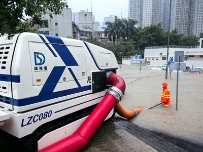 HONG KONG, CHINA - AUGUST 05: A worker uses drainage robot to drain accumulated water at a parking lot in Tseung Kwan O-stock-foto
