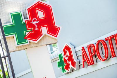 Apotheken-Logo rotes A mit Schlange, Schild an einer L?becker Apotheke, Mai 2025-stock-foto