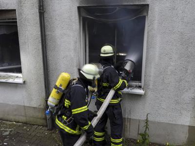 cntv Feuer Rauch Qualm in einem Lagerhallen Buerokomplex Firma Folienverpackungsmaterial 04.August 2025 in Hamburg auf der Peute Brandursache unklar Am Montag abend wurde die Feuerwehr Hamburg zu einem Brand in der Hovestrasse alarmiert. In der Halle hatte sich aus noch unbekannten Gruenden eine groessere Menge Verpackungsfolie entzuendet. Die Loescharbeiten dauerten mehrere Stunden Hamburg Deutschland *** cntv Fire Smoke Smoke in a warehouse office complex Company film packaging material 04 August 2025 in Hamburg on the Peute Fire cause unclear On Monday evening, the Hamburg fire department was alerted to a fire in Hovestrasse A large amount of packaging film had ignited in the hall for unknown reasons The extinguishing work lasted severa-stock-foto