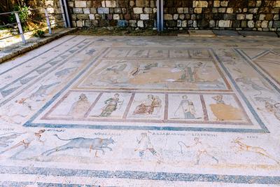 Westliche Ausgrabungsst?tte in Kos-Stadt auf der Insel Kos in Griechenland: Bodenmosaik mit Urteil des Paris (Paris-Urte-stock-foto