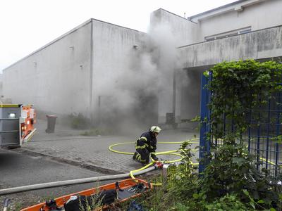 cntv Feuer Rauch Qualm in einem Lagerhallen Buerokomplex Firma Folienverpackungsmaterial 04.August 2025 in Hamburg auf der Peute Brandursache unklar Am Montag abend wurde die Feuerwehr Hamburg zu einem Brand in der Hovestrasse alarmiert. In der Halle hatte sich aus noch unbekannten Gruenden eine groessere Menge Verpackungsfolie entzuendet. Die Loescharbeiten dauerten mehrere Stunden Hamburg Deutschland *** cntv Fire Smoke Smoke in a warehouse office complex Company film packaging material 04 August 2025 in Hamburg on the Peute Fire cause unclear On Monday evening, the Hamburg fire department was alerted to a fire in Hovestrasse A large amount of packaging film had ignited in the hall for unknown reasons The extinguishing work lasted severa-stock-foto