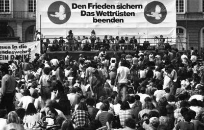 Demondtrastion zum Antikriegstag 1979 DEU, Deutschland, Bonn: Mehrere tausend Demonstranten kamen am Antikriegstag um f-stock-foto