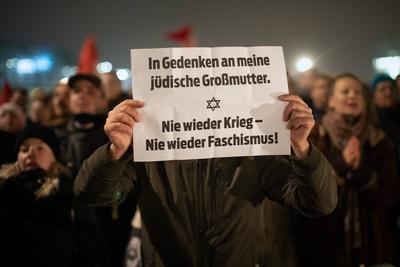 Protest gegen Wir f?r Deutschland Mehrere tausend Menschen protestieren in Berlin gegen einen Aufmar-stock-foto