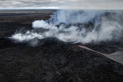 Vulkanausbruch in der Sundhnukur-Kraterreihe im Svartsengigebiet-stock-foto