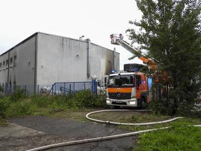 cntv Feuer Rauch Qualm in einem Lagerhallen Buerokomplex Firma Folienverpackungsmaterial 04.August 2025 in Hamburg auf der Peute Brandursache unklar Am Montag abend wurde die Feuerwehr Hamburg zu einem Brand in der Hovestrasse alarmiert. In der Halle hatte sich aus noch unbekannten Gruenden eine groessere Menge Verpackungsfolie entzuendet. Die Loescharbeiten dauerten mehrere Stunden Hamburg Deutschland *** cntv Fire Smoke Smoke in a warehouse office complex Company film packaging material 04 August 2025 in Hamburg on the Peute Fire cause unclear On Monday evening, the Hamburg fire department was alerted to a fire in Hovestrasse A large amount of packaging film had ignited in the hall for unknown reasons The extinguishing work lasted severa-stock-foto
