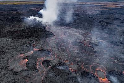 Vulkanausbruch in der Sundhnukur-Kraterreihe im Svartsengigebiet-stock-foto