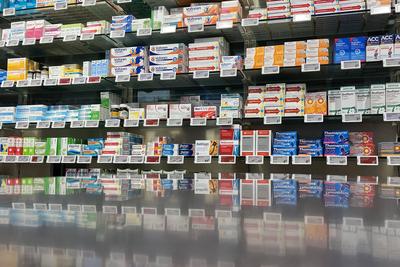 Medikamentenregal in einer Apotheke, Medikamente,Arznei,Arzneimittel,Medikamentenmangel. *** Medicine shelf in a pharmac-stock-foto