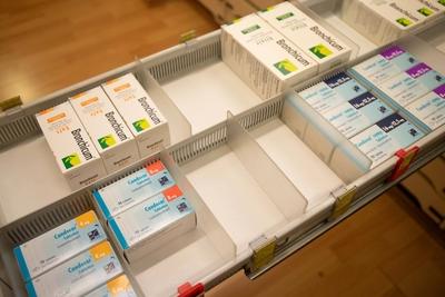 Medikamentenmangel in Lampertheimer Apotheken Medikamentenmangel in Lampertheimer Apotheken? Vielerorts entstehen durch-stock-foto