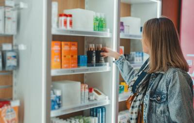 Frau w?hlt in einer Apotheke eine Creme aus.-stock-foto