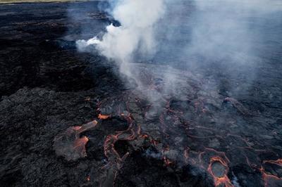 Vulkanausbruch in der Sundhnukur-Kraterreihe im Svartsengigebiet-stock-foto