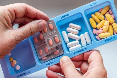 Pillenbox mit Tabletten f?r 14 Tage, Urlaubsration, M?nchen, September 2024 Deutschland, September 2024, Pillendose mit-stock-foto