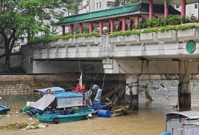 HONG KONG, CHINA - AUGUST 05: Local residents clean up garbage in Lam Tsuen River in the rain on August 5, 2025 in Hong-stock-foto