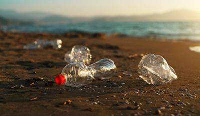 Plastikflaschen am Sandstrand. Umweltverschmutzung.-stock-foto
