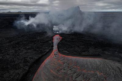 Vulkanausbruch in der Sundhnukur-Kraterreihe im Svartsengigebiet-stock-foto