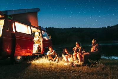 IMAGO Creative: Herbst, Abend am Lagerfeuer urlaub,abenteuer,freunde,outdoor,camping,campingbus,ferien,abenteuerlich,erl-stock-foto