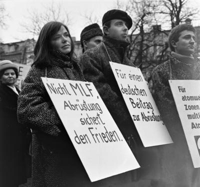 Antikriegstag 1965 und 1966 DEU, Deutschland, Dortmund: Der Antikriegstag von Gewerkschaften und anderen demokratischen-stock-foto