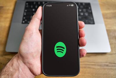 Bavaria, Germany - May 22, 2025: PHOTOMONTAGE, home screen of the Spotify app on a smartphone - the green logo appears w-stock-foto