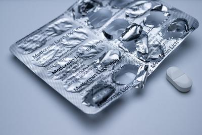 Metformin-Blister und Tablette auf Wei?-stock-foto