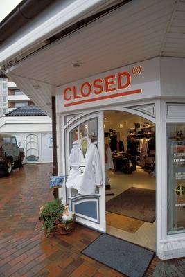 Bildnummer: 50023119  Datum: 15.06.2001  Copyright: imago/Waldm?llerClosed-Shop in Westerland, Geb?ude , Objekte; Nordsee, Sylt, St?dte, Shopping, Einkaufen, Gesch?fte, Gesch?fte, Laden, L?den,  Handel, Bekleidung, Bekleidungsgesch?ft, Mode, Eingang, Eingangsbereich; , hoch, Kbdia, Totale, Deutschland, Reise, Europa; Aufnahmedatum gesch?tzt-stock-foto
