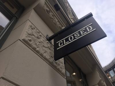 Logo der Modemarke CLOSED an einer Filiale in Hamburg 18 04 2018 *** Logo of the fashion brand CLOSE-stock-foto