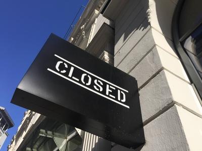 Logo der Modemarke CLOSED an einer Filiale in Hamburg 18 04 2018 *** Logo of the fashion brand CLOSE-stock-foto