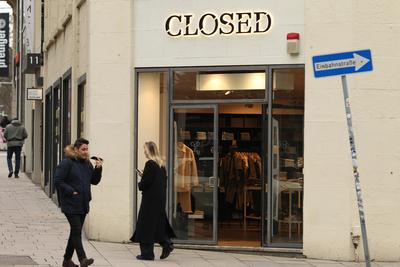 Der Closed Women s & Men s Store in der Bergstra?e. Altstadt Hamburg *** The Closed Women s Men s Store in the Bergstra?-stock-foto