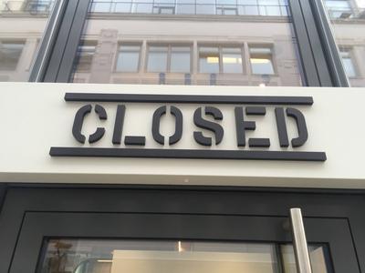 Logo der Modemarke CLOSED an einer Filiale in Hamburg 18 04 2018 *** Logo of the fashion brand CLOSE-stock-foto