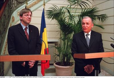 Bruxelles / Brussel /Brussels - 24/04/2002 - Guy Verhofstadt, Premier Ministre - Ion ILIESCU, Président de Roumanie - Pr-stock-foto