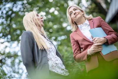 Bundesgesundheitsministerin Nina Warken besucht das Pflege und -Seniorenzentrum St. Elisabeth-Stift der Stephanus-Stiftung in Berlin-stock-foto