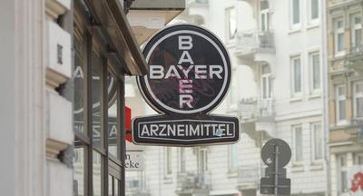 Verschmierte Leuchtreklame der Bayer AG Arzneimittel vor einer Apotheke an der Eppendorfer Landstra?e. Eppendorf Hamburg-stock-foto