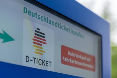 Hinweis zum Deutschlandticket an einem Fahrkartenautomaten-stock-foto