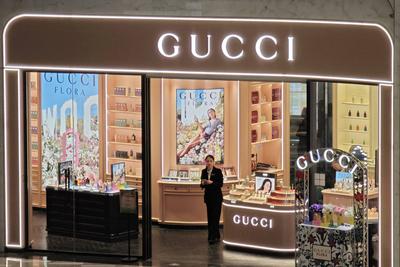 China Luxury Spending Falls in 2024-stock-foto