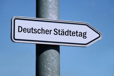 Wegweiser mit Deutscher St?dtetag-stock-foto