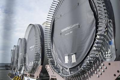 France, offshore wind power FRANCE, Le Havre port, Siemens Gamesa renewable energy SGRE production site for wind turbine-stock-foto
